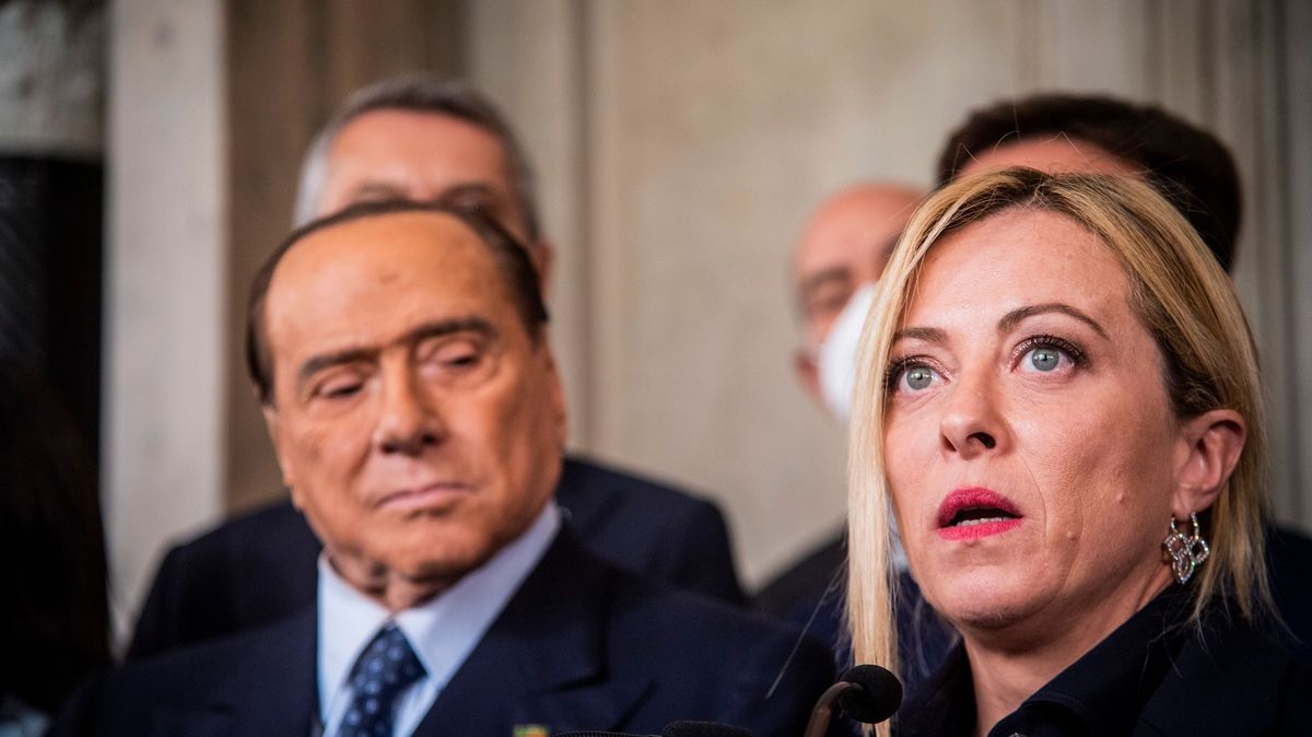 Berlusconi dostal za uši kvůli vodce od Putina. Do nové vlády ale i tak míří